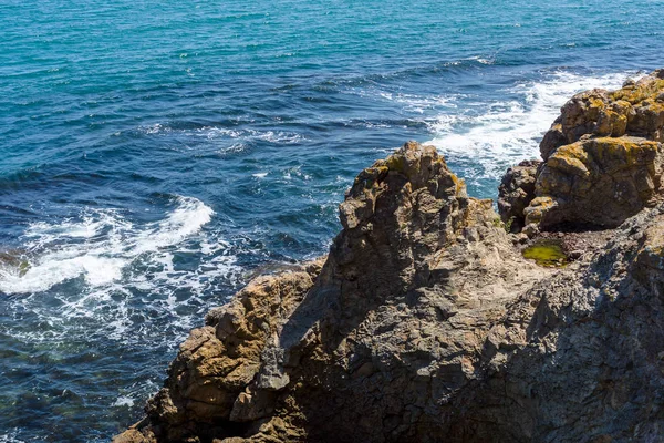 Mavi deniz, dalgalar ve kayalık sahil. — Stok fotoğraf