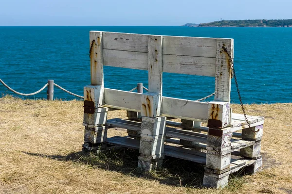 Wooden benches on the high seashore. Seascape. — Stock Photo, Image