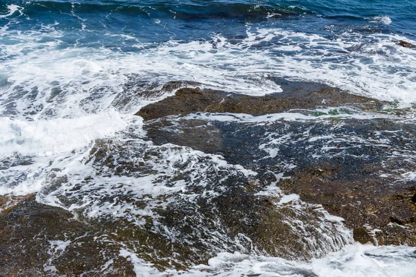 Блакитне море, хвилі і скелястий берег . — стокове фото