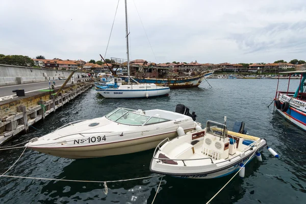 Pleasure boats and fishing boats on the pier of the old town of Nesebar. Nesebar is an ancient city and one of the major seaside resorts on the Bulgarian Black Sea Coast. — Stock Photo, Image
