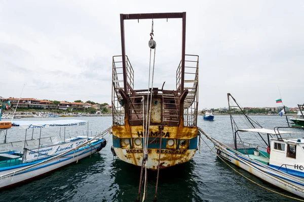 Een oud, roestig en verlaten schip "Nimf" in de zeehaven van Nesebar. Nesebar is een oude stad en een van de belangrijkste badplaatsen aan de Bulgaarse Zwarte Zeekust. — Stockfoto