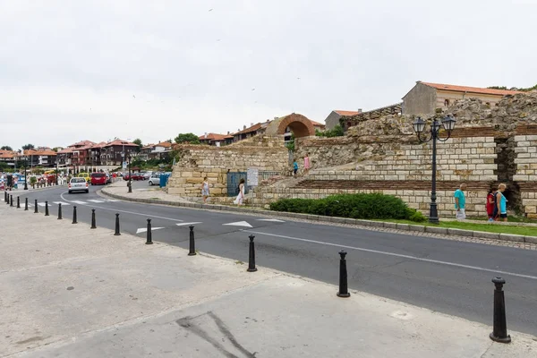 Rovine di un antico muro della fortezza nel centro storico di Nesebar . — Foto Stock