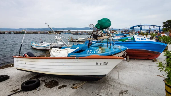 Pleasure boats and fishing boats on the pier of the old town of Nesebar. — Stock Photo, Image