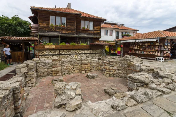 Antichi ruderi nella città di Nesebar, Patrimonio dell'Umanità UNESCO. Nesebar è un'antica città e una delle principali località balneari della costa bulgara del Mar Nero . — Foto Stock