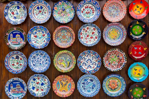 Background of plates with traditional national patterns. Showcase of a private shop selling souvenirs and gifts. — Stock Photo, Image