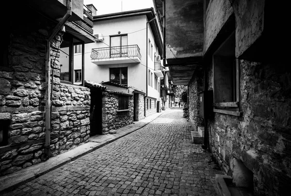 Typische huizen en smalle straatjes in de Unesco World Heritage stad van Nesebar. Zwart-wit. Nesebar is een oude stad en een van de belangrijkste badplaatsen aan de Bulgaarse Zwarte Zeekust. — Stockfoto