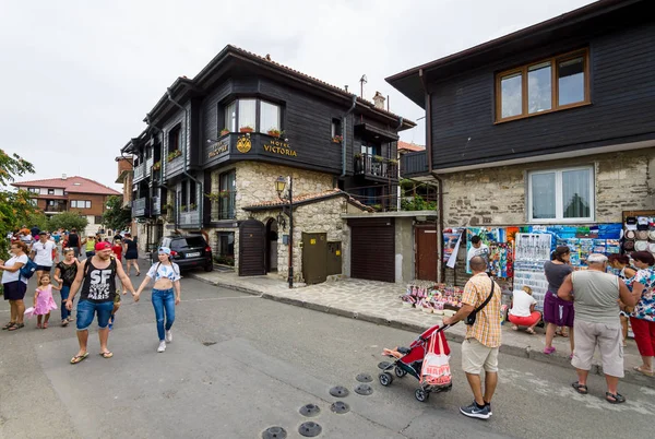 Casas y calles típicas de la ciudad de Nesebar, declarada Patrimonio de la Humanidad por la UNESCO. Nesebar es una antigua ciudad y uno de los principales balnearios en la costa búlgara del Mar Negro . —  Fotos de Stock