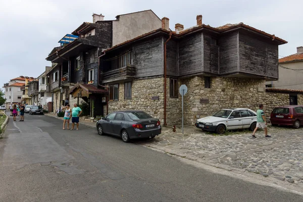 Typische huizen en straten in de Unesco World Heritage stad van Nesebar. Nesebar is een oude stad en een van de belangrijkste badplaatsen aan de Bulgaarse Zwarte Zeekust. — Stockfoto