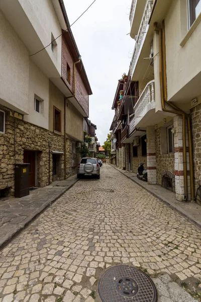 Typische Häuser und enge Gassen in der Unesco-Weltkulturerbe-Stadt Nessebar. Nessebar ist eine antike Stadt und einer der wichtigsten Badeorte an der bulgarischen Schwarzmeerküste. — Stockfoto