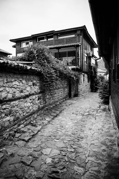 典型的房子和内塞伯尔教科文组织世界遗产小镇狭窄的街道。黑色和白色。内塞伯尔是一个古老的城市，在保加利亚黑海沿岸的主要海滨度假胜地之一. — 图库照片