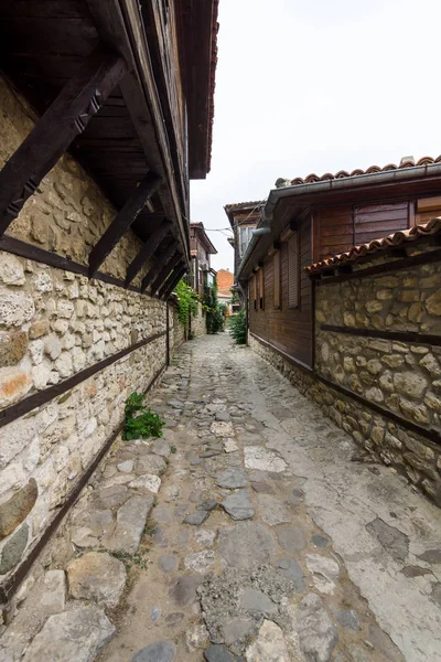 Typiska hus och smala gatorna i den Unesco världsarv staden Nesebar. Nesebar är en forntida stad och en av de viktigaste badorterna på den bulgariska Svarta havskusten. — Stockfoto