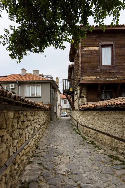 Casas típicas y calles estrechas en la ciudad de Nesebar, declarada Patrimonio de la Humanidad por la UNESCO. Nesebar es una antigua ciudad y uno de los principales balnearios en la costa búlgara del Mar Negro . — Foto de Stock