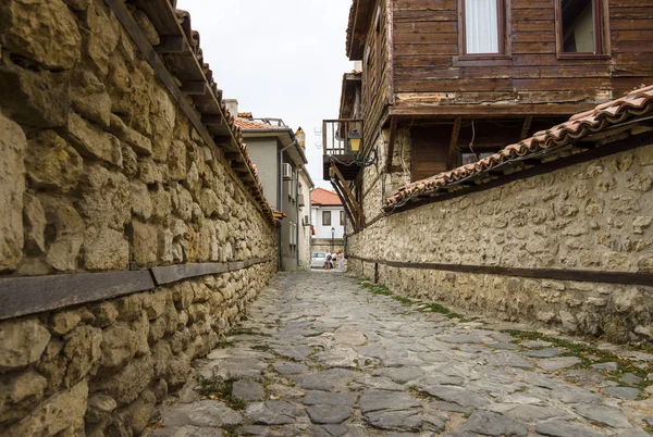 Typische huizen en smalle straatjes in de Unesco World Heritage stad van Nesebar. Nesebar is een oude stad en een van de belangrijkste badplaatsen aan de Bulgaarse Zwarte Zeekust. — Stockfoto