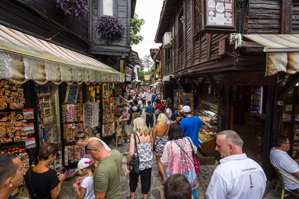 Touristes dans la vieille ville. Nesebar est une ancienne ville et l'une des principales stations balnéaires de la côte bulgare de la mer Noire . — Photo