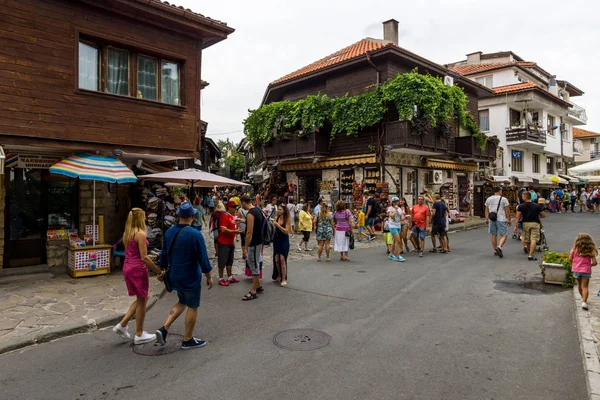 Turisté na starém městě. Nesebar je starobylé město a jedno z hlavních přímořských letovisek na bulharském pobřeží Černého moře. — Stock fotografie