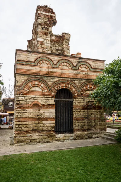 Iglesia de Cristo Pantocrátor en el casco antiguo. Nesebar es una antigua ciudad y uno de los principales balnearios en la costa búlgara del Mar Negro . — Foto de Stock