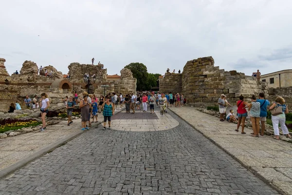 Ruines d'un ancien mur de forteresse dans la vieille ville de Nesebar. Nesebar est une ancienne ville et l'une des principales stations balnéaires de la côte bulgare de la mer Noire . — Photo