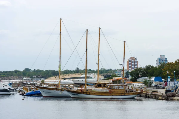 Marina voor jachten en boten in de Unesco World Heritage stad van Nesebar. Op de achtergrond, moderne huizen van de nieuwe stad. — Stockfoto