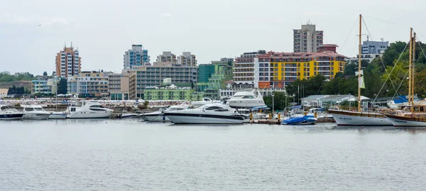 Marina pour yachts et bateaux dans la ville de Nesebar, classée au patrimoine mondial de l'UNESCO. En arrière-plan, les maisons modernes de la nouvelle ville . — Photo