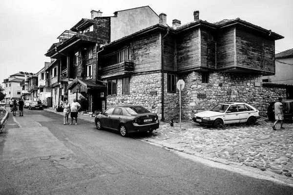 Typische huizen en straten in de Unesco World Heritage stad van Nesebar. Zwart-wit. Nesebar is een oude stad en een van de belangrijkste badplaatsen aan de Bulgaarse Zwarte Zeekust. — Stockfoto