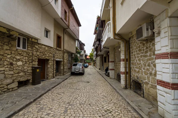 Typische huizen en smalle straatjes in de Unesco World Heritage stad van Nesebar. Nesebar is een oude stad en een van de belangrijkste badplaatsen aan de Bulgaarse Zwarte Zeekust. — Stockfoto