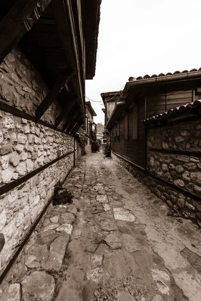 Casas típicas y calles estrechas en la ciudad de Nesebar, declarada Patrimonio de la Humanidad por la UNESCO. Sepia. Nesebar es una antigua ciudad y uno de los principales balnearios en la costa búlgara del Mar Negro . — Foto de Stock