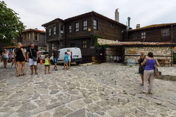 Typische huizen en straten in de Unesco World Heritage stad van Nesebar. Nesebar is een oude stad en een van de belangrijkste badplaatsen aan de Bulgaarse Zwarte Zeekust. — Stockfoto