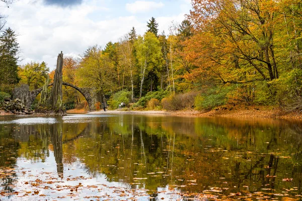 Rhododendron Park Kromlau y el Rakotzbruecke (Puente del Diablo) en el fondo. Alemania . — Foto de Stock