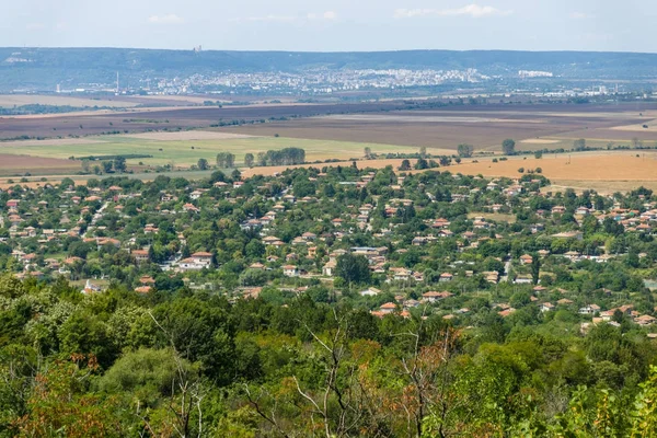 Visa från höjden på platån till den byn av Madara. Bulgarien. — Stockfoto