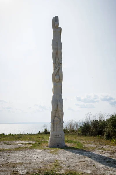 Monument "De poort van 40 Maidens" symboliseert de legende van 40 meisjes geweven hun vlechten, die in de zee snelde te voorkomen vallen in het Turkse juk. — Stockfoto