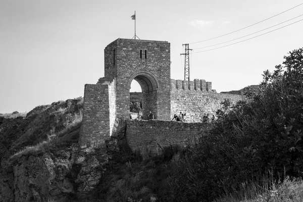 Středověká pevnost Kaliakra. Zachované části hradeb a Strážná věž. Černá a bílá. — Stock fotografie