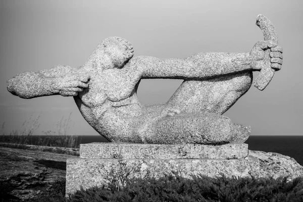 Sculpture of the archer by Boris Caragea, 1969. Black and white. — Stock Photo, Image