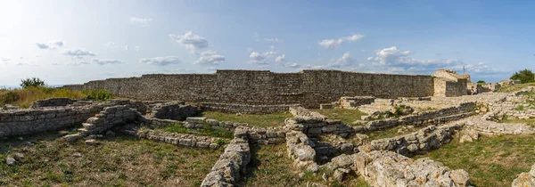 Panoramiczny widok na ruiny i zachowanych części muru twierdzy i budynkach średniowiecznej twierdzy Kaliakra. Bułgaria — Zdjęcie stockowe