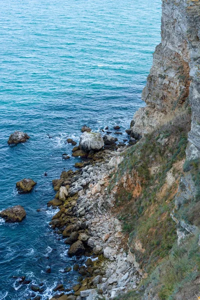 Bulgaristan. Cape Kaliakra, Karadeniz ve yüksek bir kayalık sahil. — Stok fotoğraf