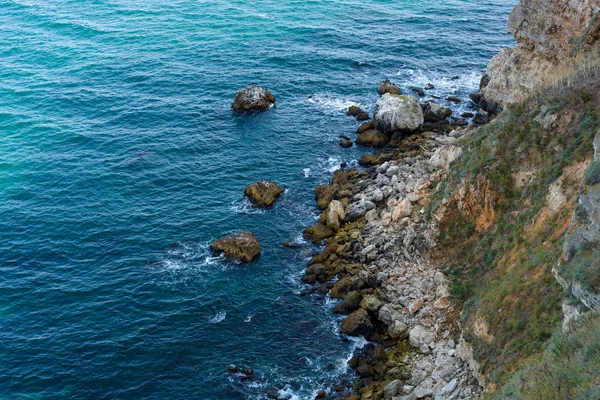 Bulgaristan. Cape Kaliakra, Karadeniz ve yüksek bir kayalık sahil. — Stok fotoğraf