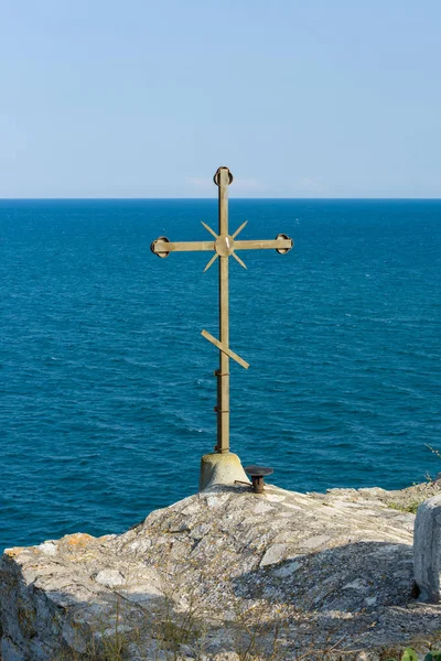 ¿Bulgaria? Cabo Kaliakra. Cruz ortodoxa sobre la capilla de San Nicolás el Maravilloso contra el mar azul . —  Fotos de Stock
