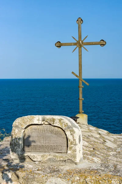 ¿Bulgaria? Cabo Kaliakra. Cruz ortodoxa sobre la capilla de San Nicolás el Maravilloso contra el mar azul. La inscripción en cirílico: San Nicolás . —  Fotos de Stock