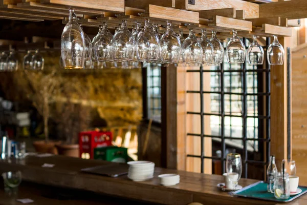 Schone glazen op de bar. — Stockfoto