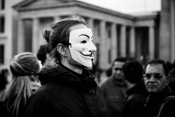 Straßenaktion der Berliner Veganer "Würfel der Wahrheit" in der anonymen Maske am Brandenburger Tor. schwarz-weiß. — Stockfoto