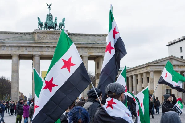 Protest action of the Syrian opposition near Brandenburg Gate against the Russian Army in Syria. — Stock Photo, Image