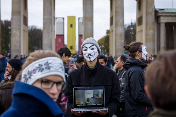 Acción callejera de Berlín Veganos "Cubo de la Verdad" en la máscara anónima cerca de la Puerta de Brandeburgo . —  Fotos de Stock