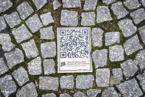 QR-kod på trottoaren. Ett modernt sätt att lämna information om sevärdheter. — Stockfoto