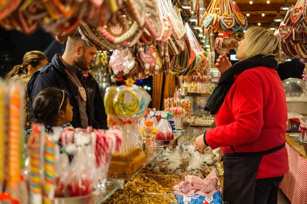 Tradição Mercado de Natal (Weihnachtsmarkt) em Potsdamer Platz. Venda de vários pães de gengibre, doces e doces . — Fotografia de Stock