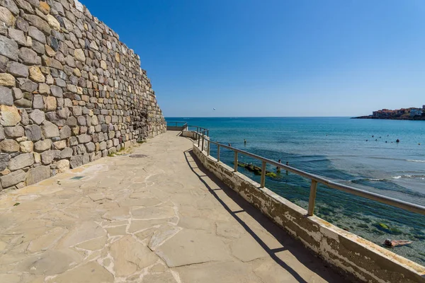 Promenade le long du vieux mur de forteresse de l'ancienne ville balnéaire de Sozopol. Bulgarie . — Photo