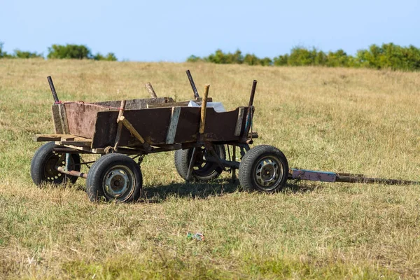 Een oude kar op het gebied. — Stockfoto