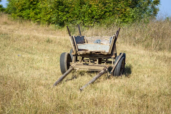 An old cart in the field. — Stock Photo, Image