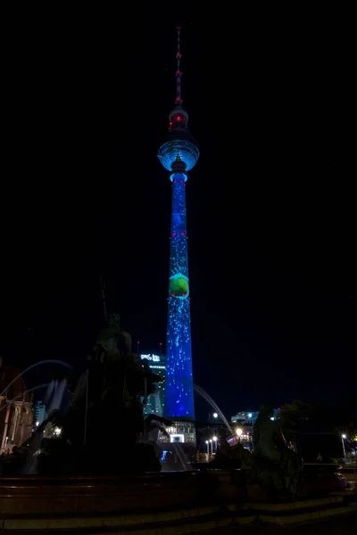 Berlin 2017 Der Berliner Fernsehturm Festlicher Beleuchtung Neptunbrunnen Vordergrund Lichterfest — Stockfoto