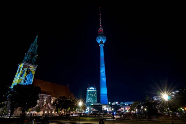 Berlin 2017 Der Berliner Fernsehturm Festlicher Beleuchtung Vordergrund Neptunbrunnen Und — Stockfoto
