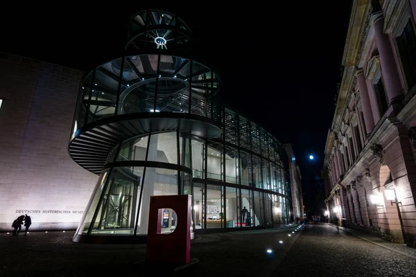2017年10月08日 德国历史博物馆的老和新的大厦在晚上照明 — 图库照片