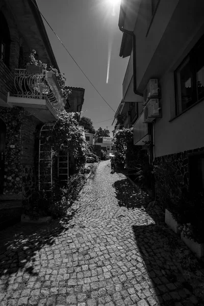 ソゾポル ブルガリア 2017 南ブルガリアの黒海沿岸の古代海辺町の狭い通り 黒と白 — ストック写真